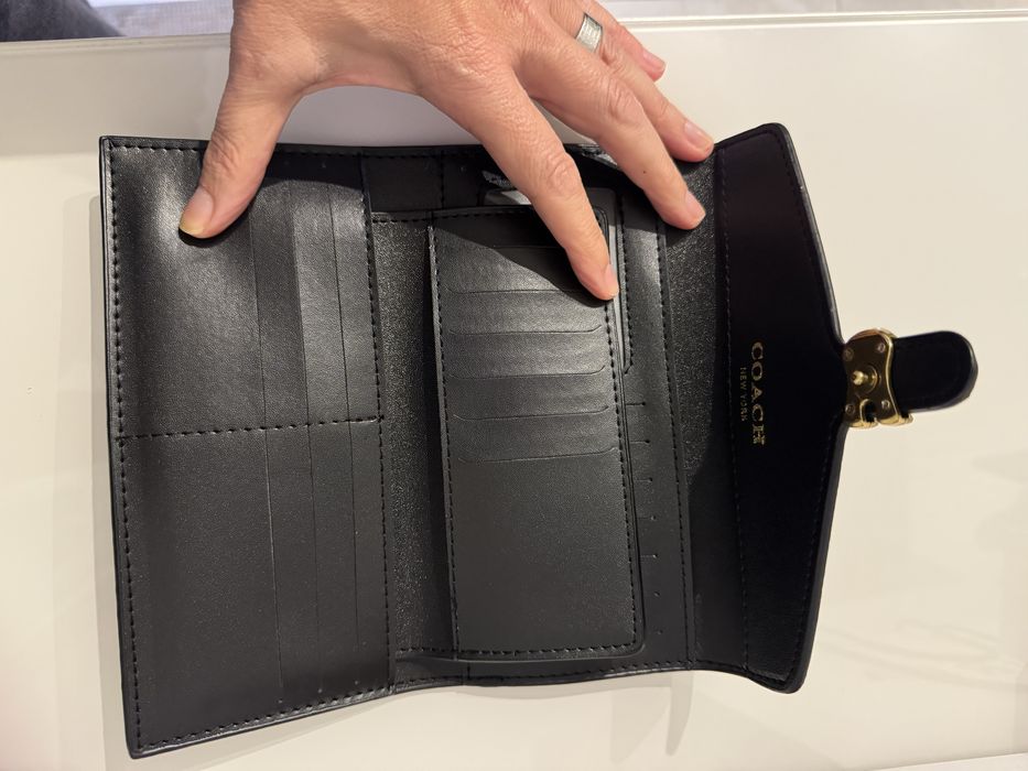 Carteira Coach preta com logo em metal