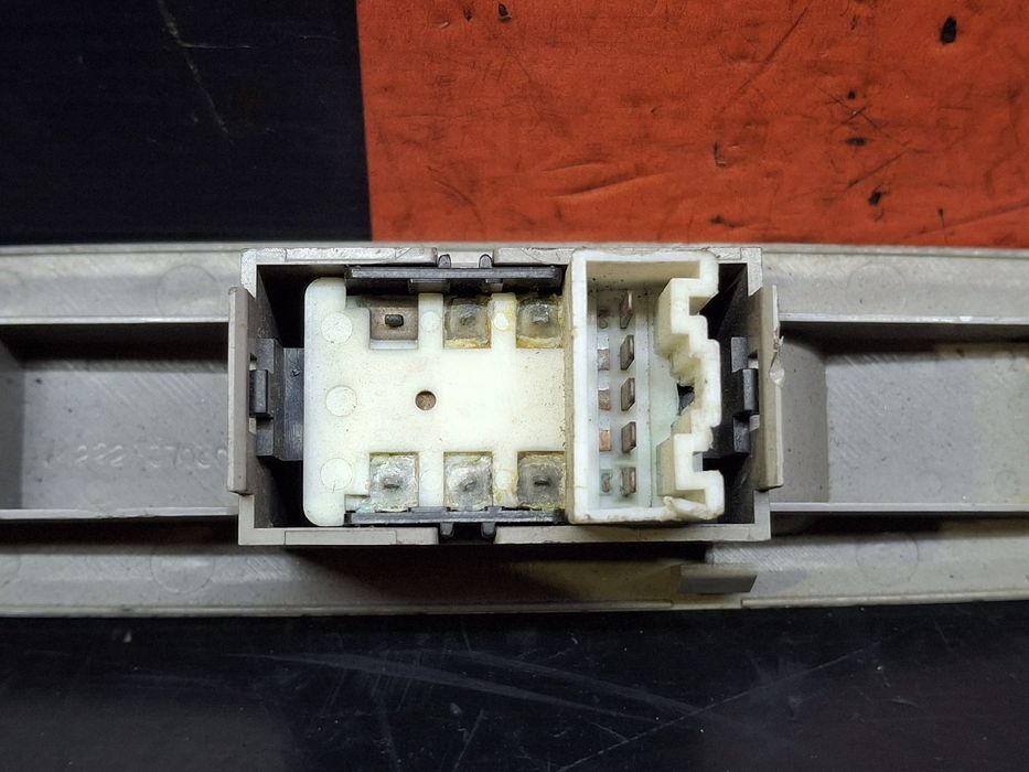 Comando / botão / interruptor vidros frente direito TOYOTA Dyna Chassi