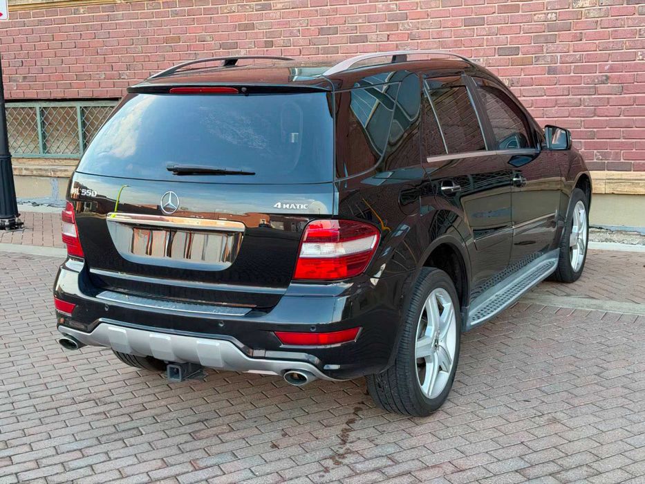 Mercedes-Benz M-Class ML 550      2011