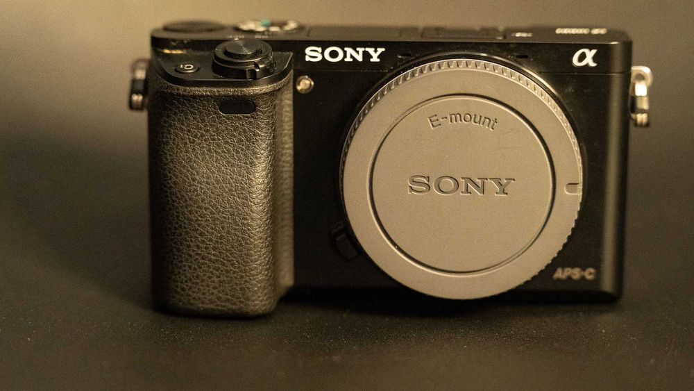Sony A6000 – aparat bezlusterkowy – używany, w pełni sprawny