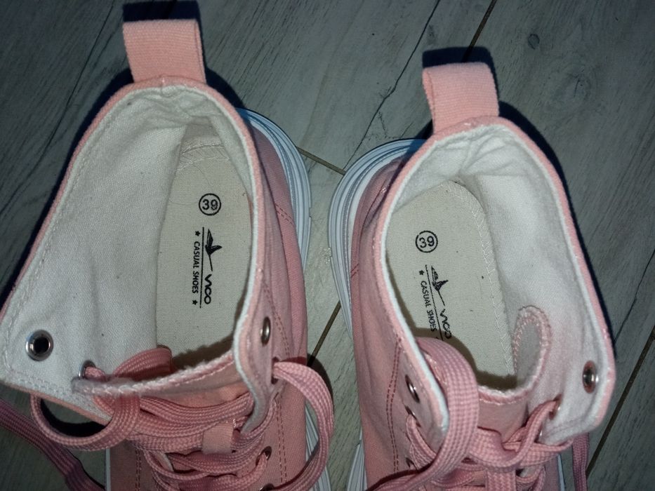 Trampki na koturnie za kostkę