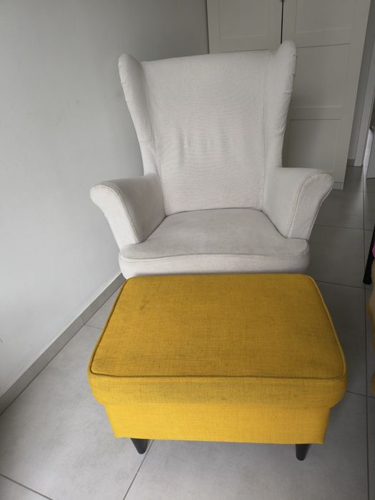uszak IKEA i podnóżek zółty