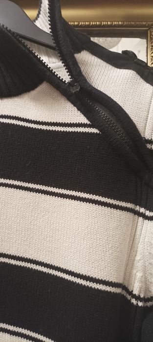 Sweter damski w czarno-białe pasy