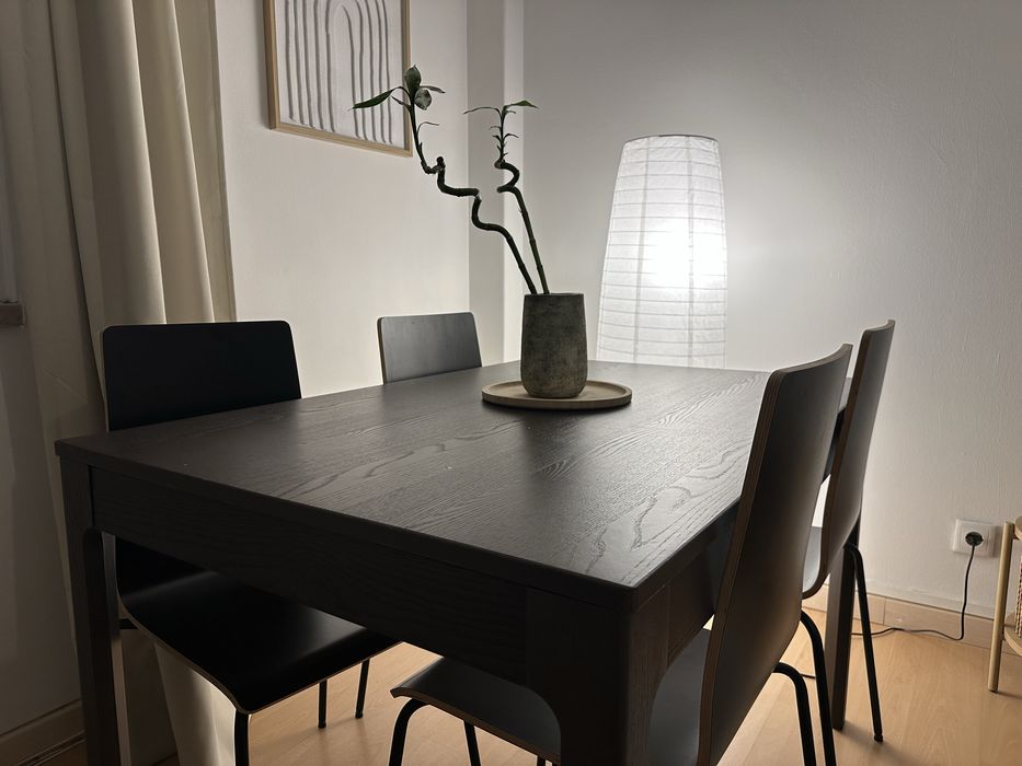 Mesa de jantar com 4 cadeiras