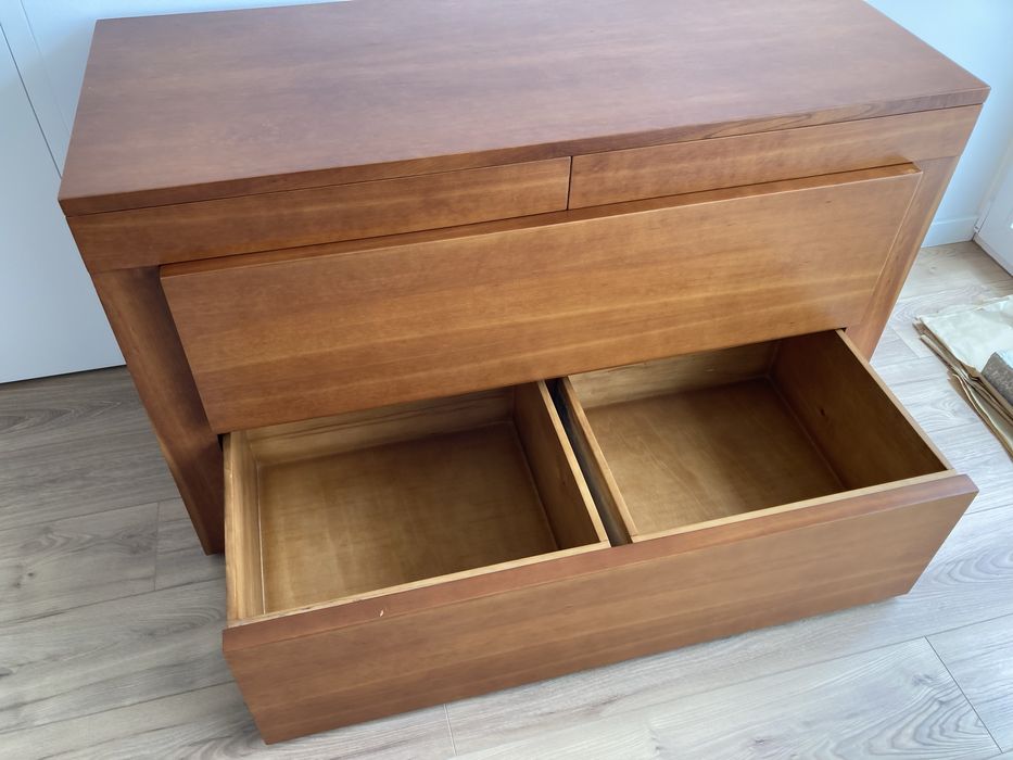 Cómoda em cerejeira linhas simples