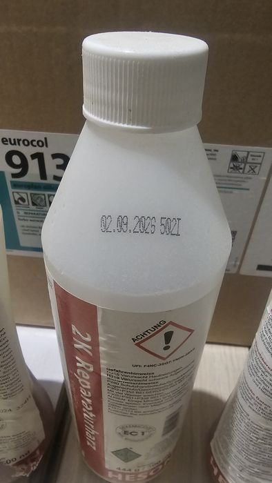 Żywica naprawcza dwuskładnikowa.