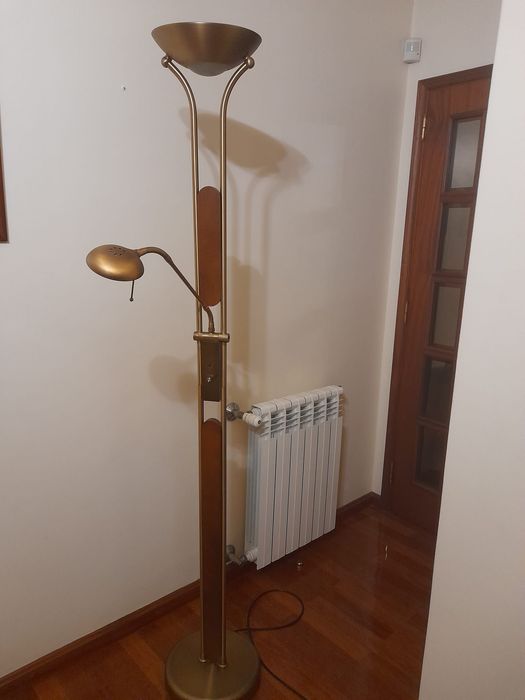 Candeeiro de pé em metal