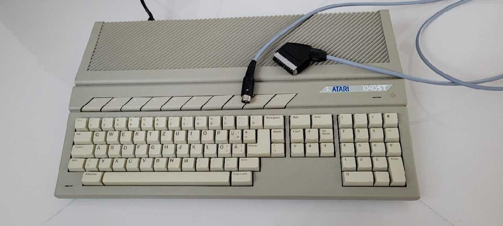 Komputer ATARI 1040ST z kablami.

Stan idealny
