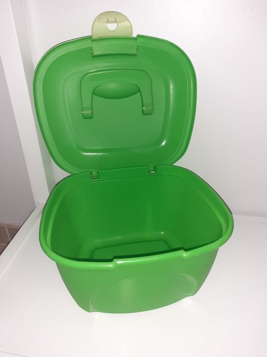 Caixa de plástico com pega e fecho verde