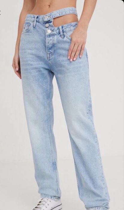 Джинсы голубые  с вырезом Джинсы Tommy Jeans