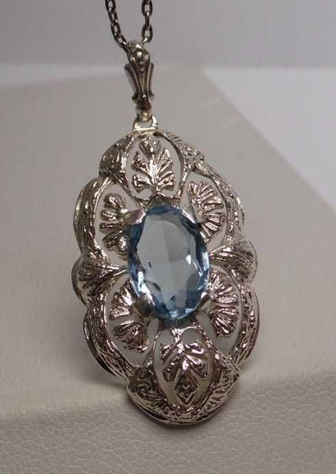 Przedwojenna srebrna zawieszka błękitny kamień.