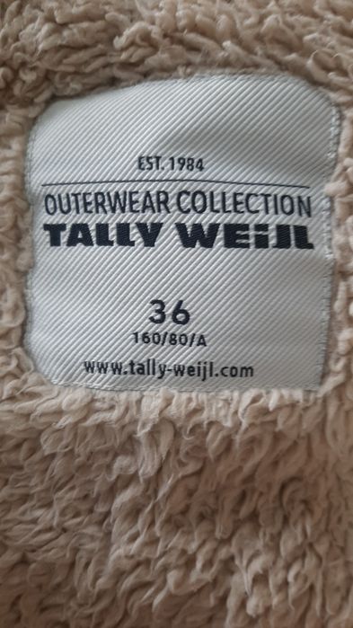 Casaco verde com pêlo e capuz