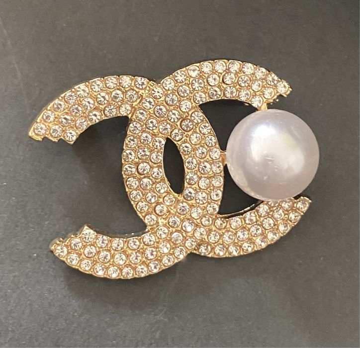 Sliczna broszka cc z perlą