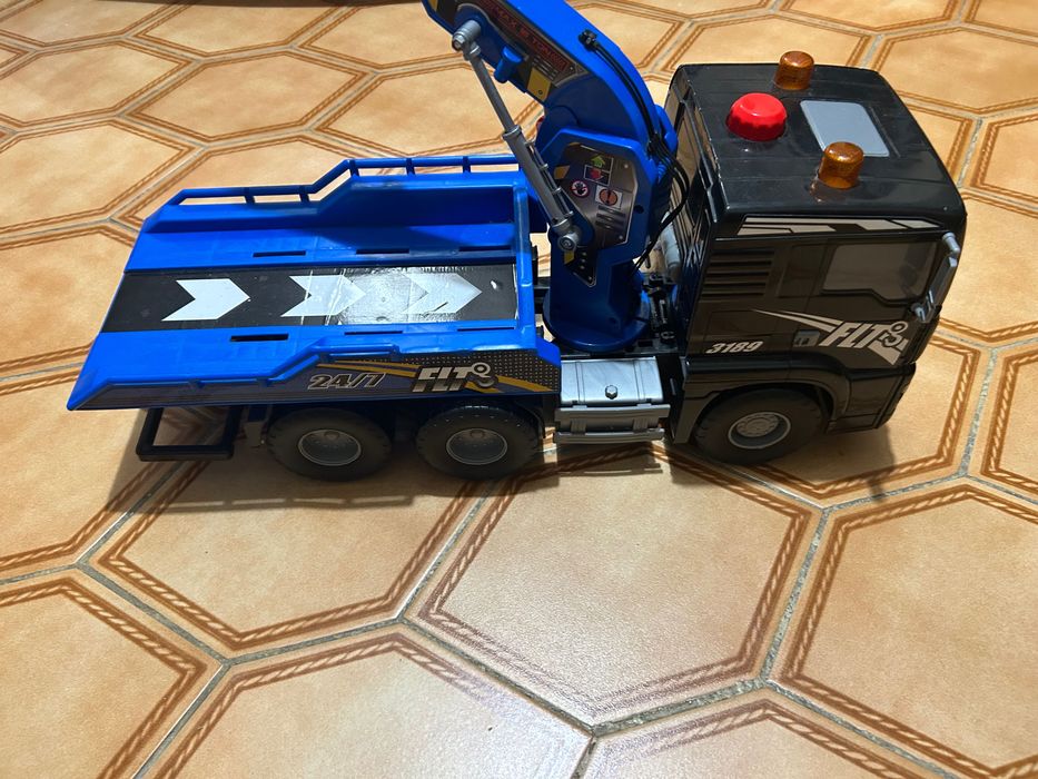 Camião de 50cm com grua MAN