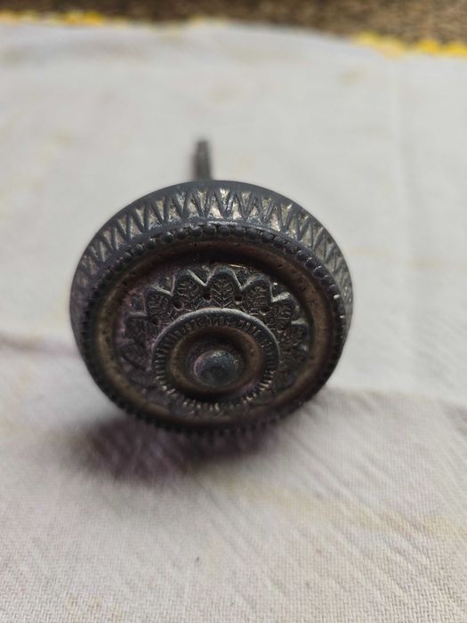 Puxador de Porta Antigo em Metal Trabalhado
