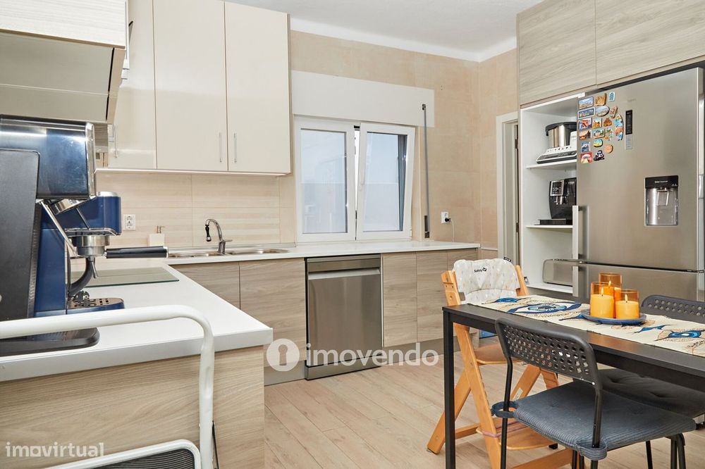 Andar de Moradia T2, com pátio generoso e garagem, em Évora