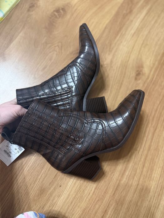 Козаки черевики ботинки Stradivarius