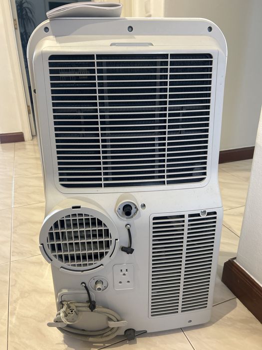 Daitsu air conditioner in great condition - used once with all parts