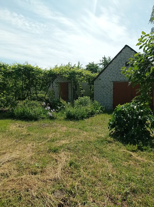 Гарненький будиночок недалеко від міста в селі Піски.