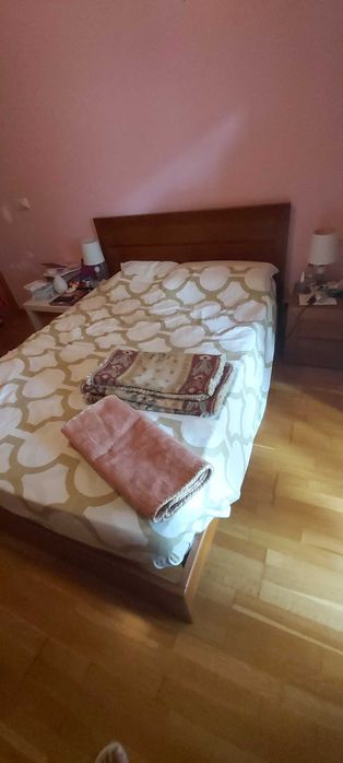 Cama de casal 140*190, mesa de cabeceira e Comoda