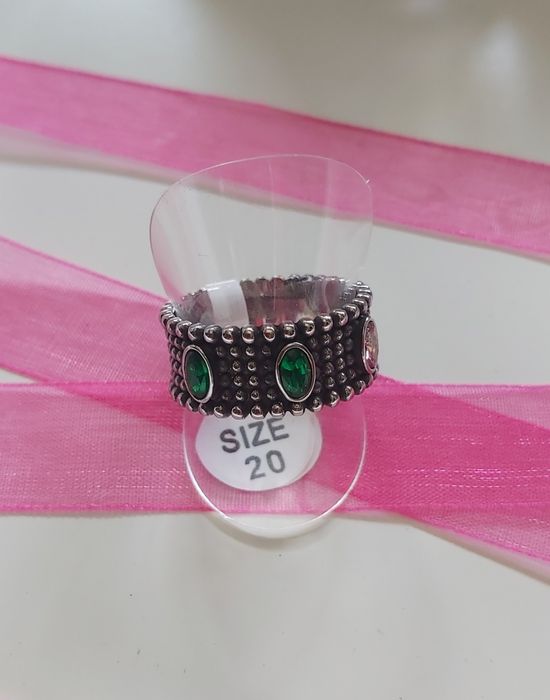 Anel prateado, em aço envelhecido, com 3 zirconias. T20