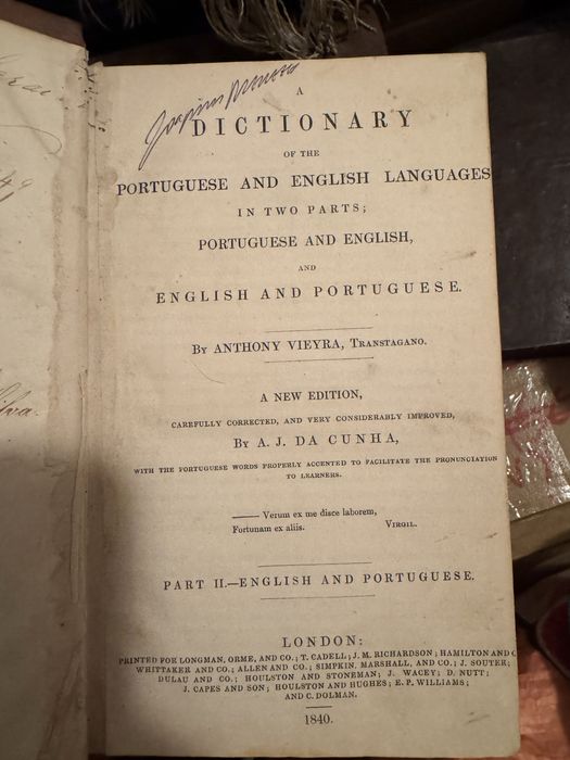 Livros antigos em capa de pele sovretudo dicionarios