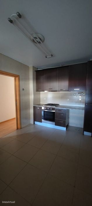 Apartamento T2 com parqueamento e vista de mar.  A 3 minutos da pra...