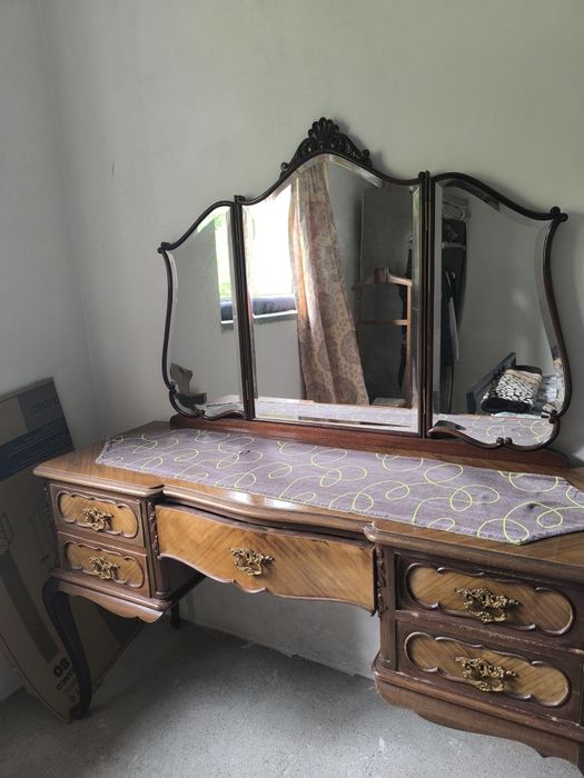 Pechiche antigo em muito bom estado com banquinho e duas mesas de cabeceira do mesmo estilo