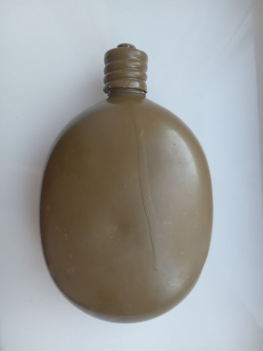 Кружка, фляга, карабіни.