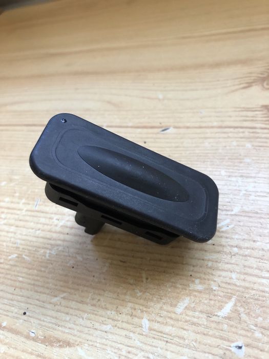 Кнопка багажника Renault Megane 2-3 Scenic 3 Captur 8200076256