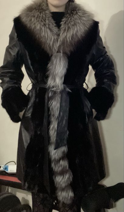 Шкіряний плащ з хутром чонобурки