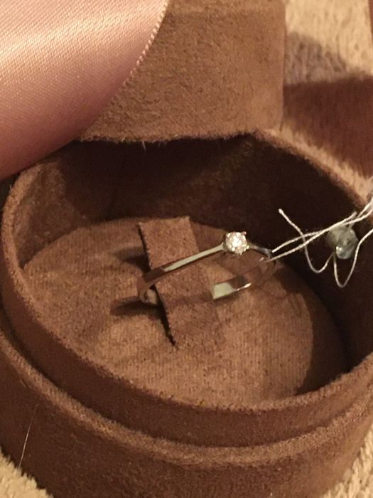 Золотое кольцо в белом золоте 17,5 размера.