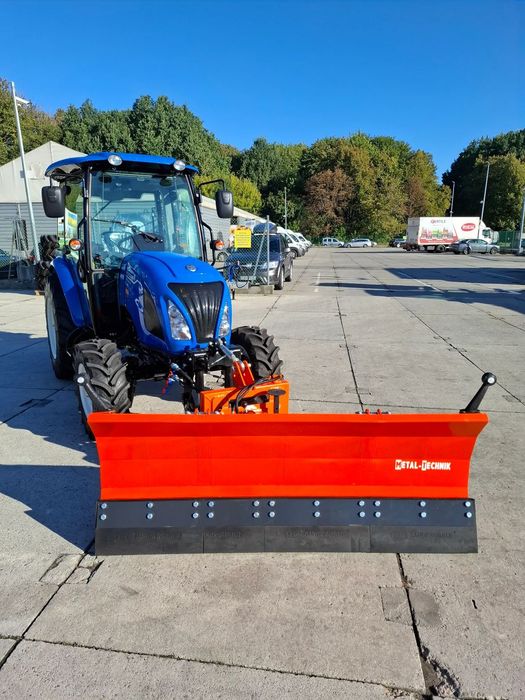 New Holland Boomer 50  Ciągnik rolniczy New Holland Boomer 50 do odśnieżania.