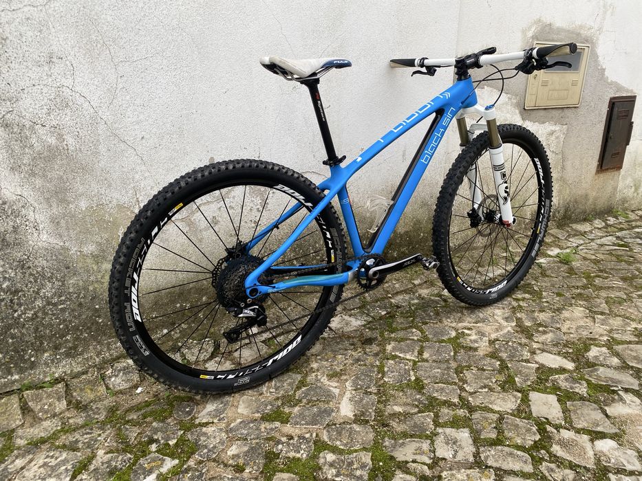 Bicicleta btt em carbono roda 29 quandro M