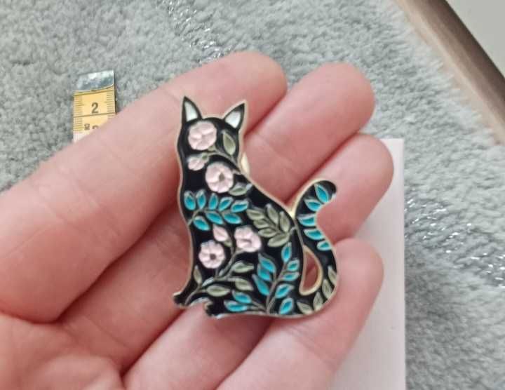 Emaliowana broszka pin Anime czarny kot kwiaty
