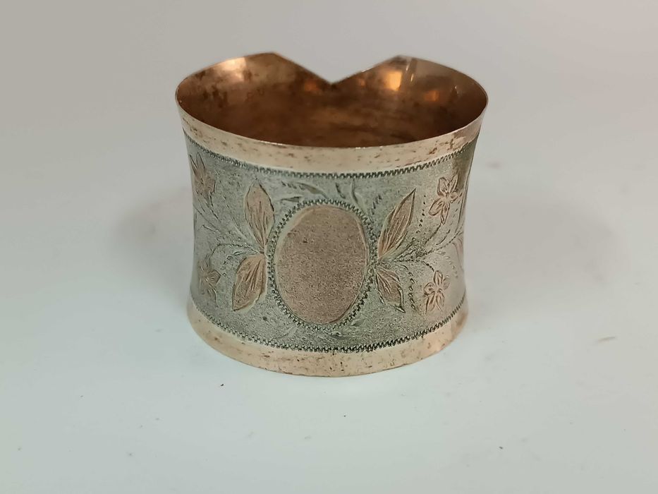 Argola de guardanapo em prata marcada. Muito original