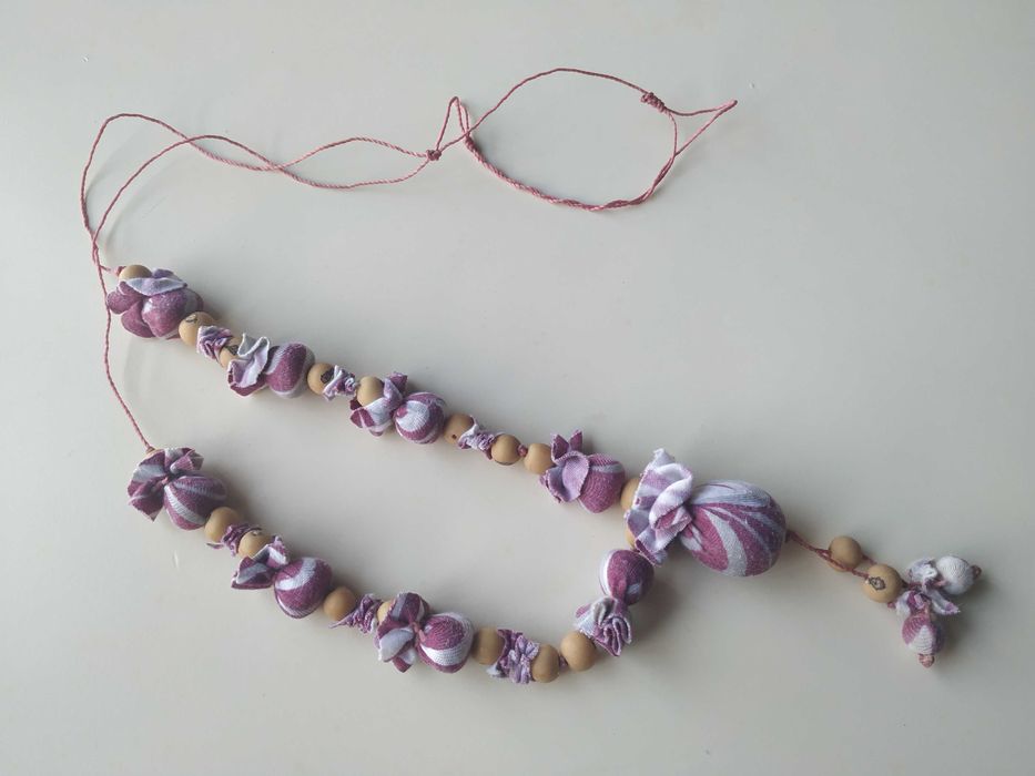 Colar de madeira coberta a pano