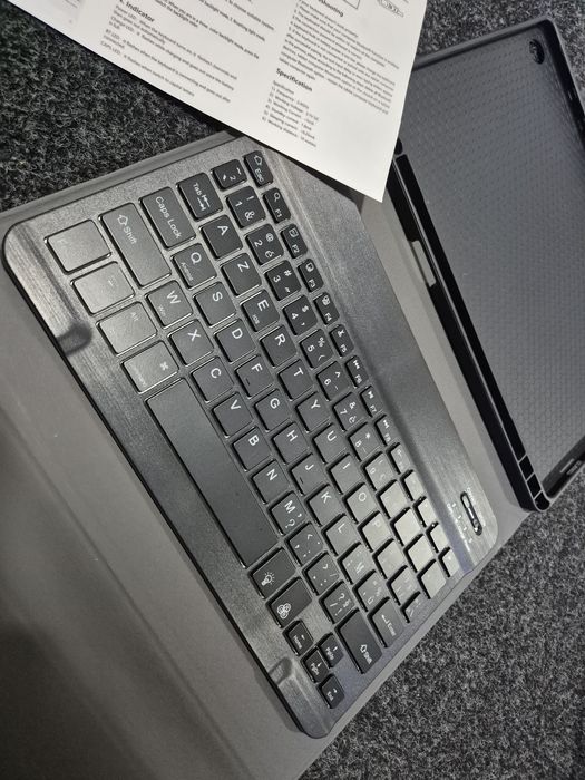 Capa com teclado Bluetooth integrado para tablet