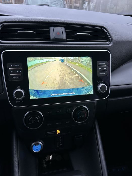 Нісан ліф 2024 року