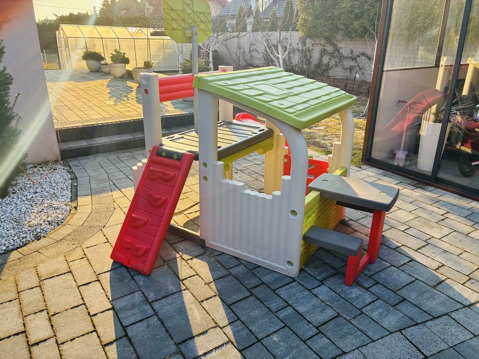 Domek ogrodowy smoby dla dzieci ze zjeżdżalnią i stolikiem.