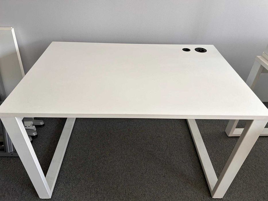 Biurko białe z gniazkami