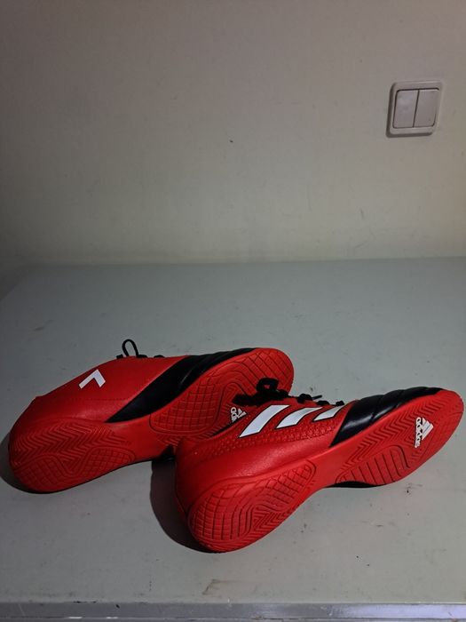 Vendo um pare de ténis adidas vermelhos em preto n-41 como novos.