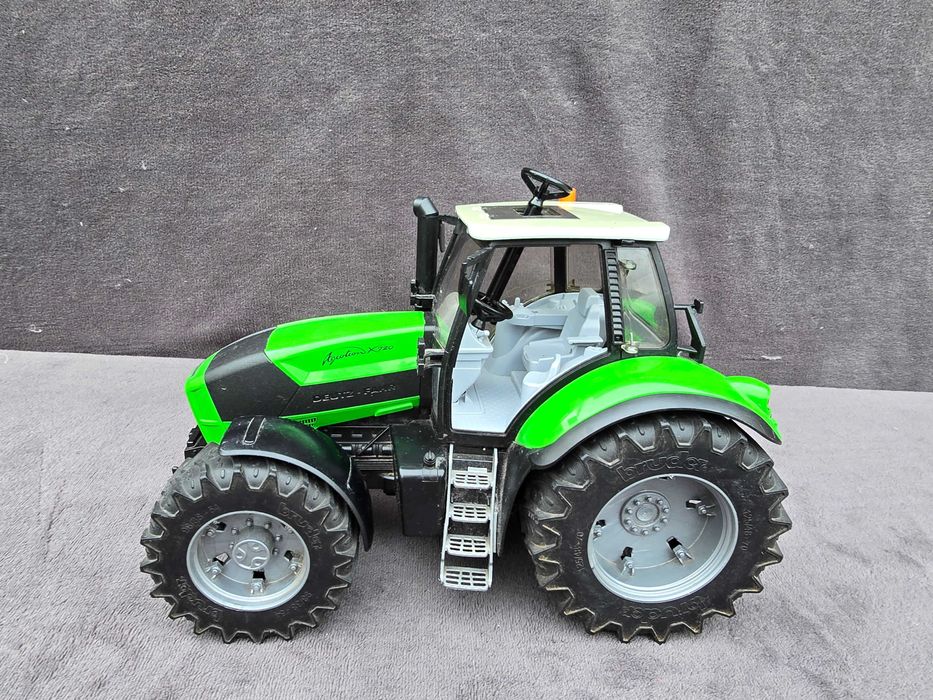 Bruder Traktor Deutz Agrotron X720