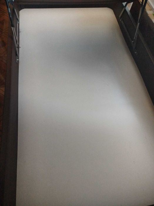 Cama com arrumação