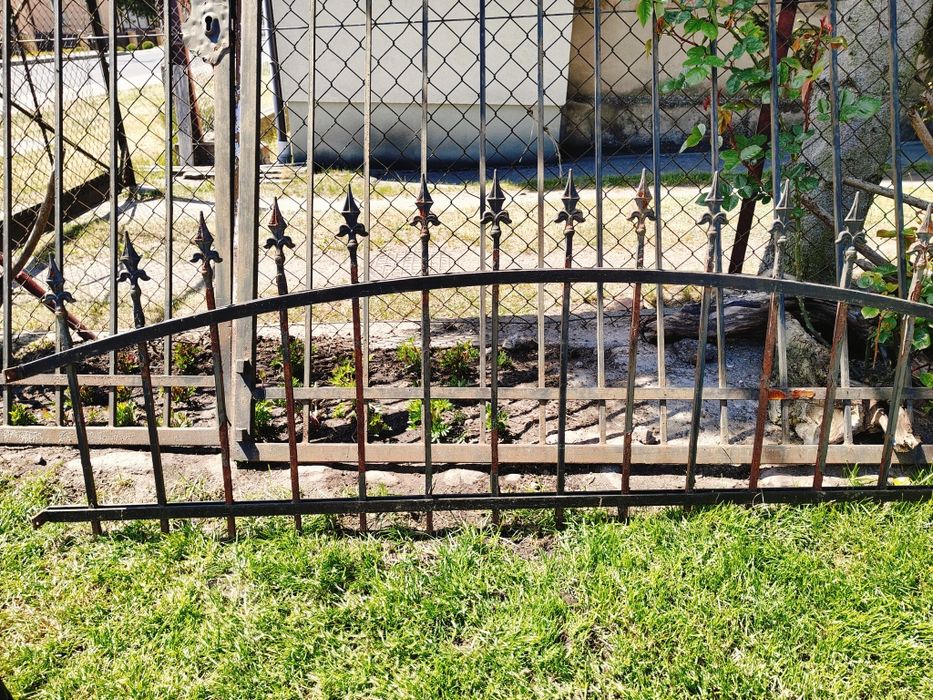 Brama 2 skszydłowa z furtką i płotem kuta i supki