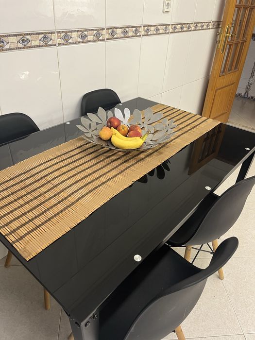 Conjunto mesa e cadeiras