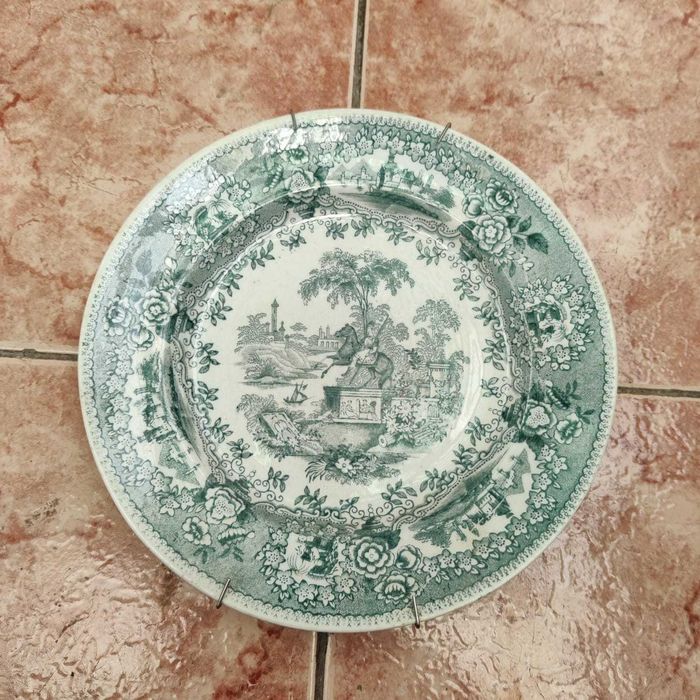 Pratos antigos da Real Fábrica de Sacavém