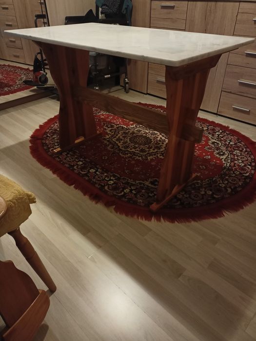 Stolik drewniany blat marmur