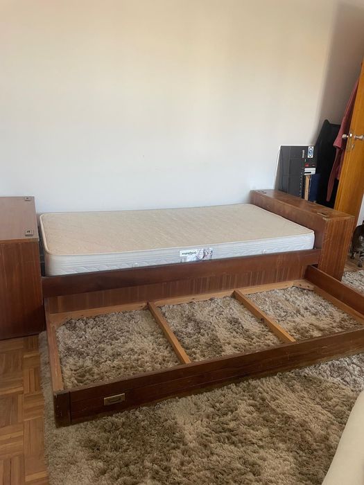 Cama individual em madeira com arrumação + Colchão