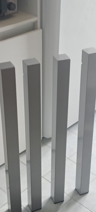 Mesa livro e duas cadeiras
